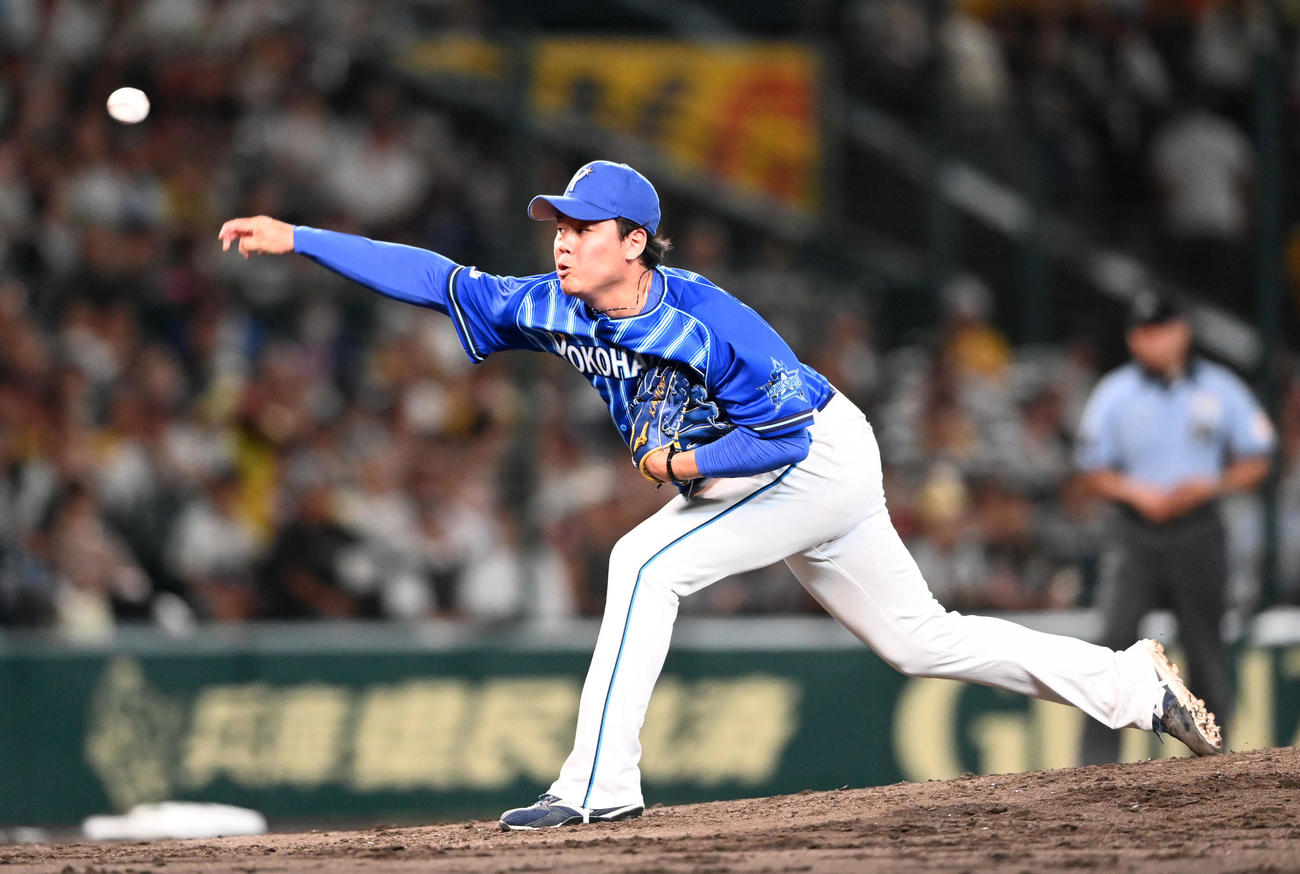 阪神対DeNA DeNA2番手の上茶谷（撮影・前岡正明）