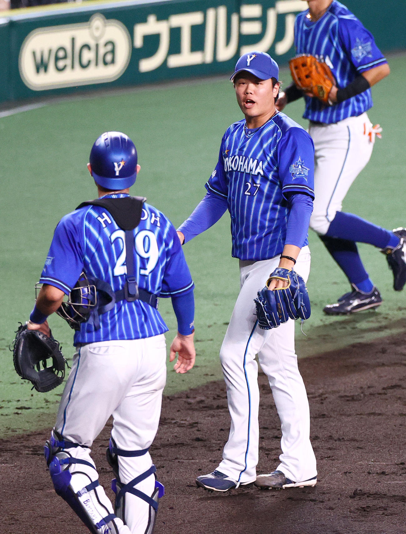 阪神対DeNA 5回表終了後、ベンチに引き揚げる上茶谷（右）（撮影・上山淳一）