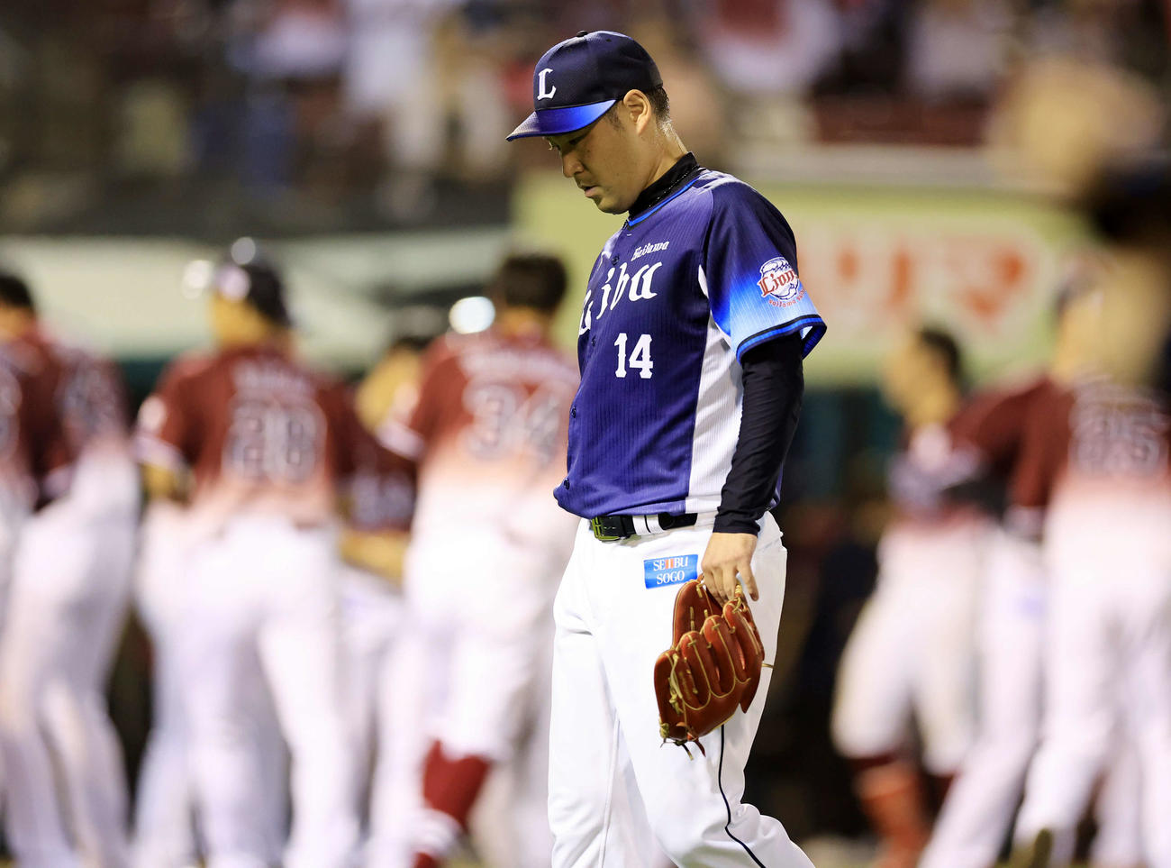 楽天対西武　9回裏楽天無死一、二塁、浅村に左越えサヨナラ3点本塁打を許し、がっくり引き揚げる増田（撮影・浅見桂子）