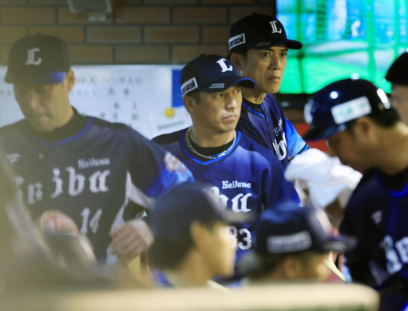 楽天対西武　9回裏楽天無死一、二塁、浅村にサヨナラ3点本塁打を浴び、がっくり引き揚げた増田（左）の奥で厳しい表情の松井監督（右奥）（撮影・浅見桂子）