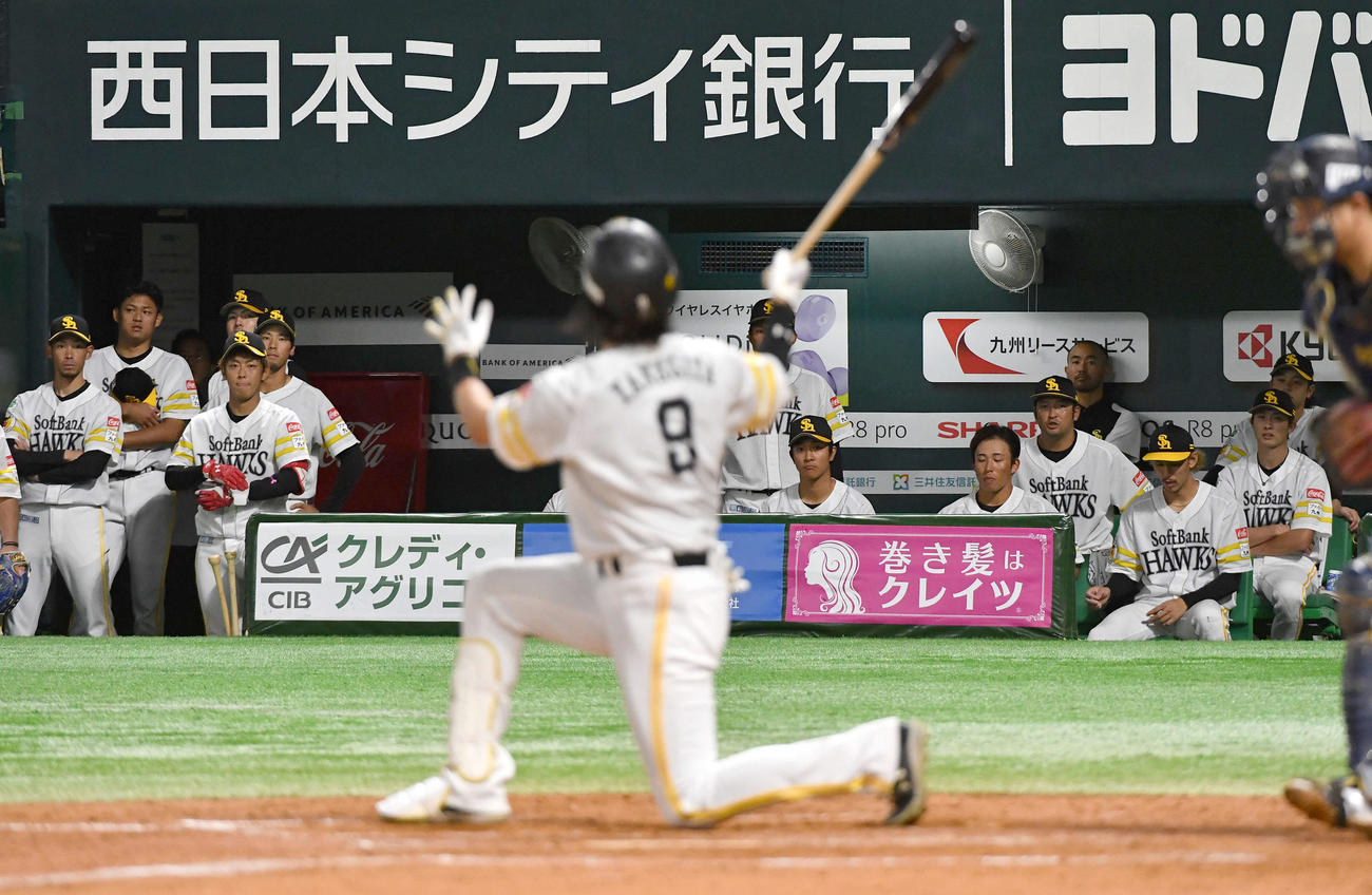 ソフトバンク対オリックス　9回裏ソフトバンク2死、柳田（手前）が空振り三振に倒れて試合終了し、ベンチで肩を落とすソフトバンクナイン（撮影・岩下翔太）