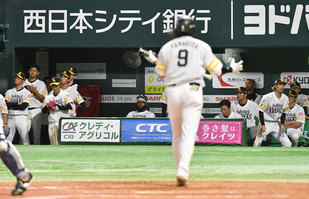 ソフトバンク対オリックス　9回裏ソフトバンク2死、柳田（手前）が空振り三振に倒れて試合終了し、ベンチで肩を落とすソフトバンクナイン（撮影・岩下翔太）
