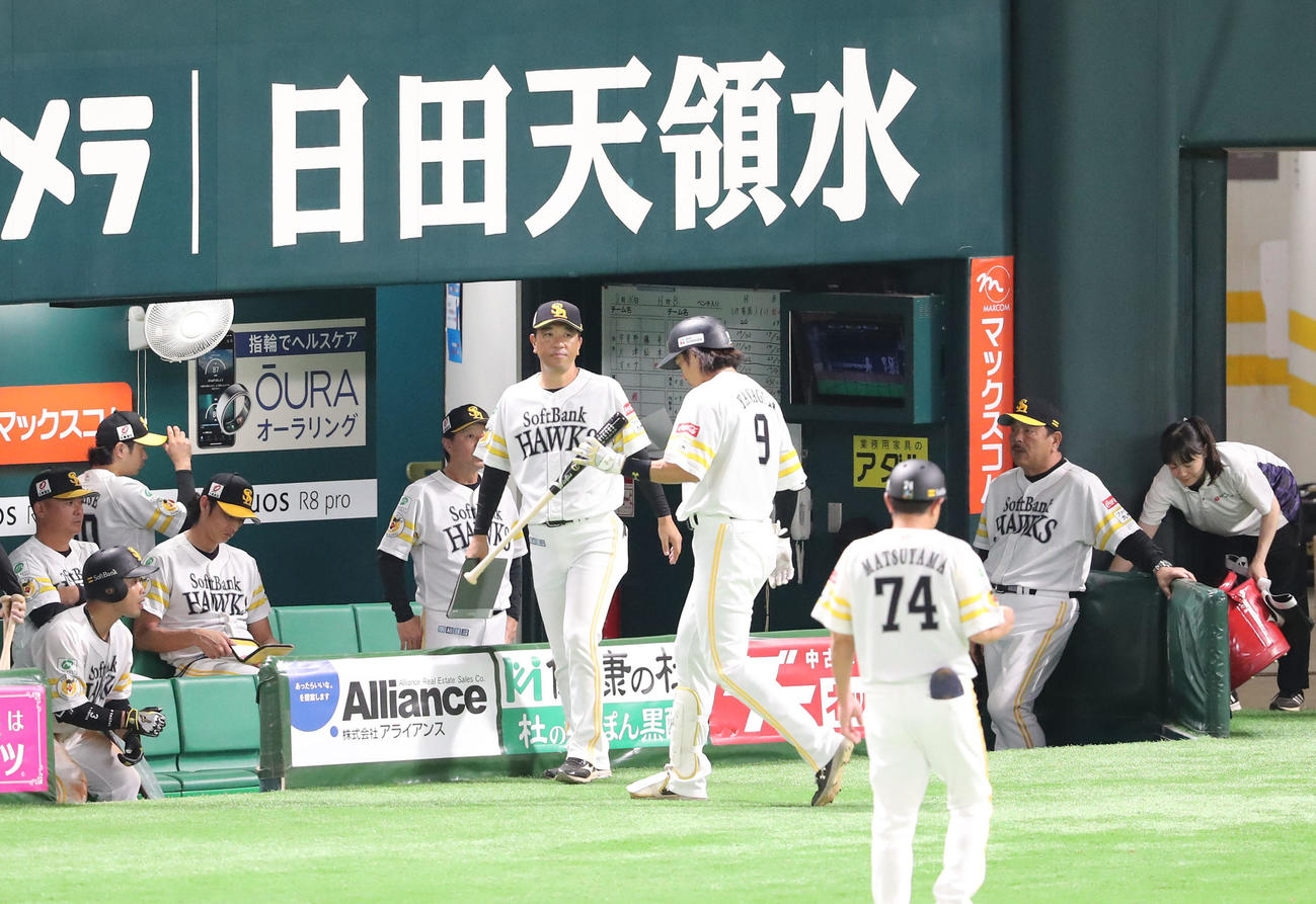 ソフトバンク対オリックス　9回裏ソフトバンク2死、柳田は空振りの三振に終わる、ガックリの藤本監督（撮影・梅根麻紀）