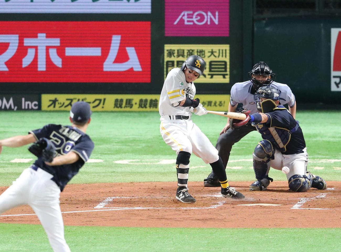 ソフトバンク対オリックス　2回裏ソフトバンク無死、牧原大は死球を受け、痛さにかけだしてしまう（撮影・梅根麻紀）