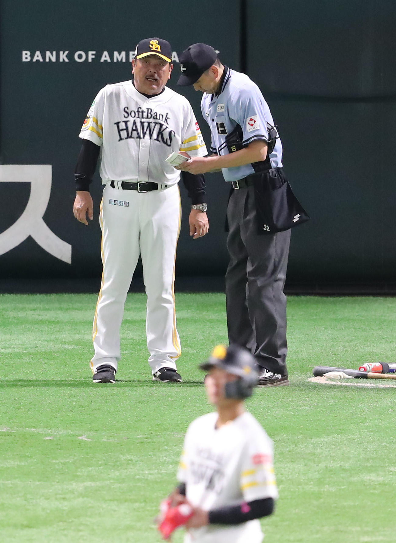 ソフトバンク対オリックス　審判に選手交代を告げる藤本監督（撮影・梅根麻紀）