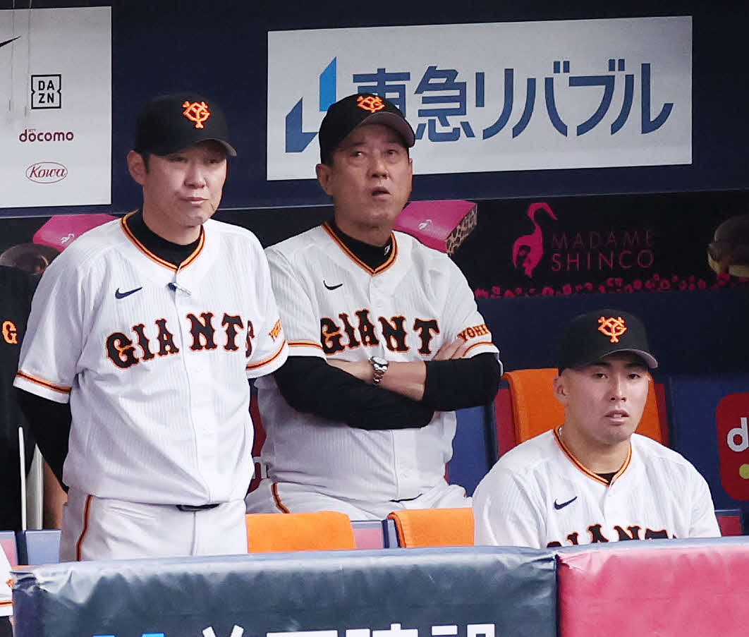 巨人対広島　厳しい表情の巨人原監督（中央）（撮影・宮地輝）