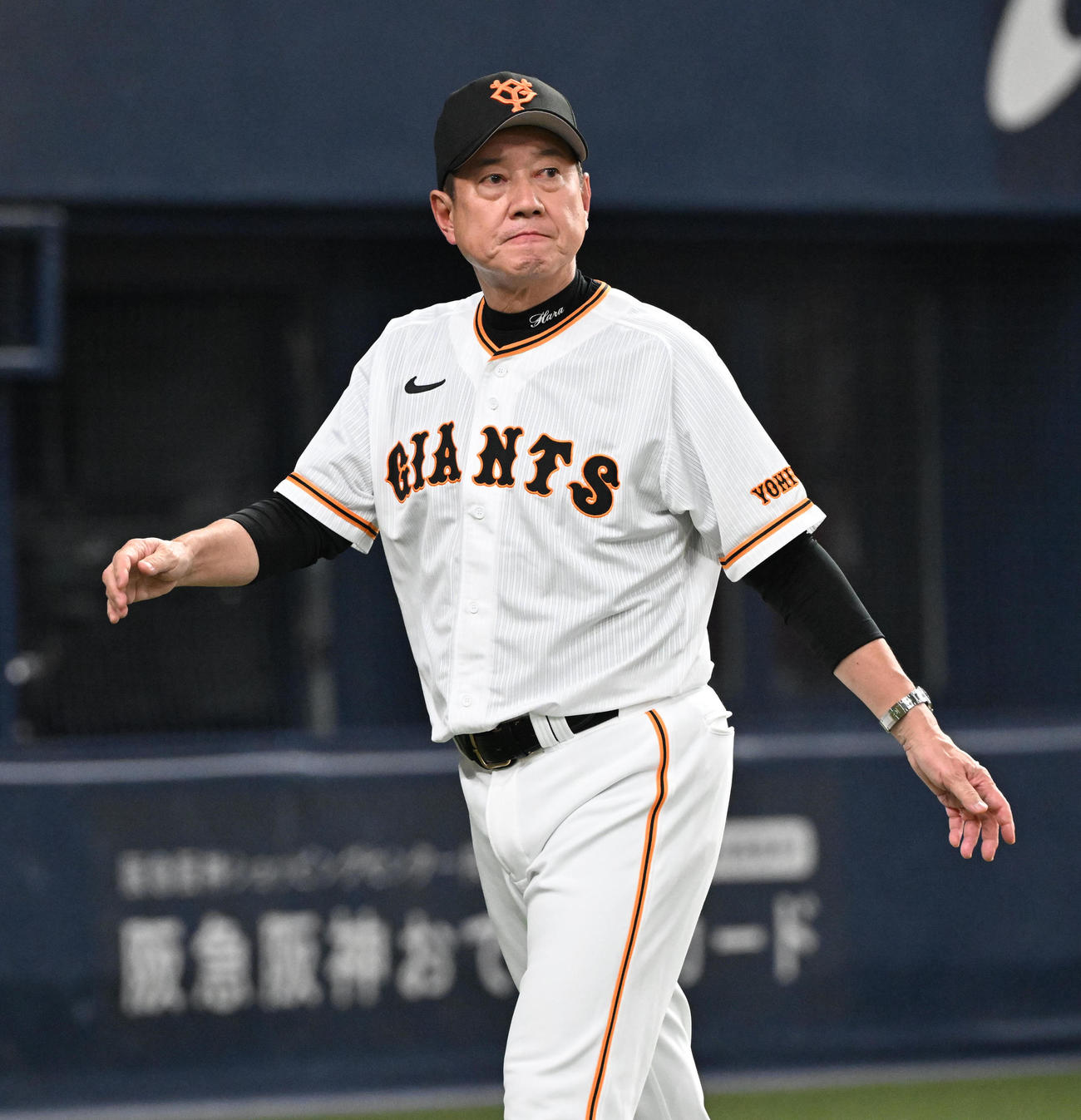 巨人対広島　7回を終え選手の交代を告げる巨人原監督（撮影・和賀正仁）