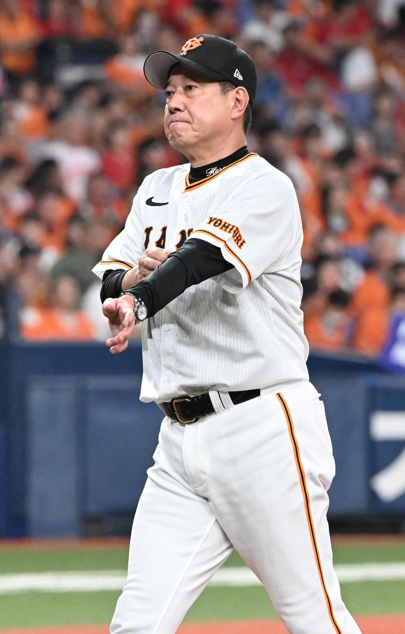 巨人対広島　9回、自らマウンドに向かい投手の交代を告げる巨人原監督（撮影・和賀正仁）
