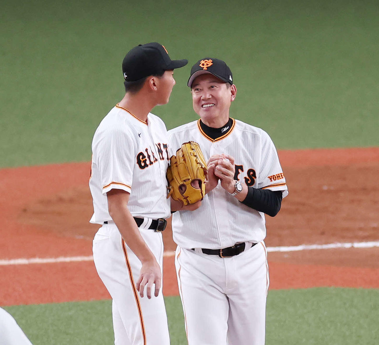 巨人対広島　9回表途中、巨人田中千（左）に交代を告げる原監督（撮影・宮地輝）
