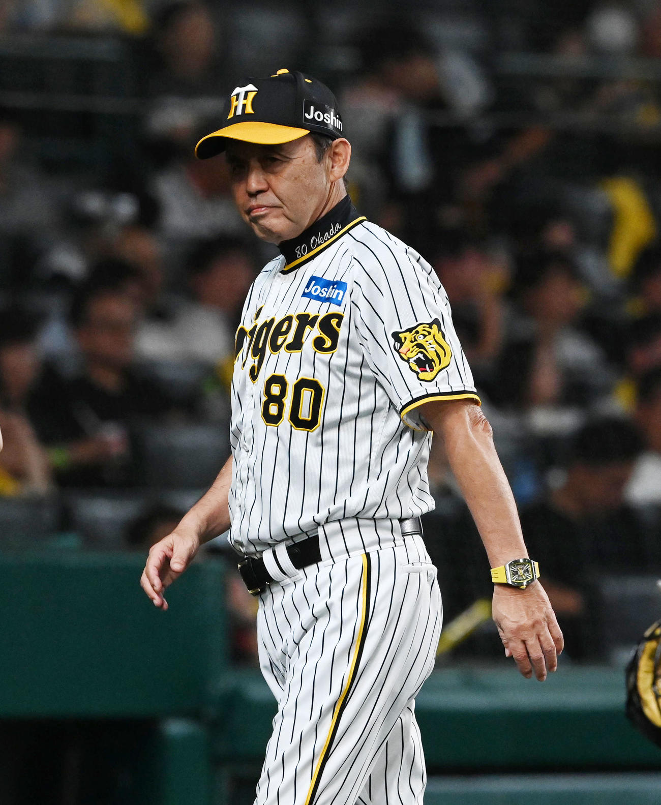 阪神対DeNA 7回、加治屋の交代を告げベンチに戻る岡田監督（撮影・前岡正明）
