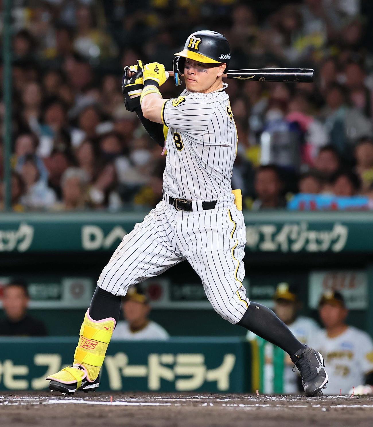 阪神対DeNA 6回裏阪神2死一、二塁、佐藤輝は左前適時打を放つ（撮影・上田博志）