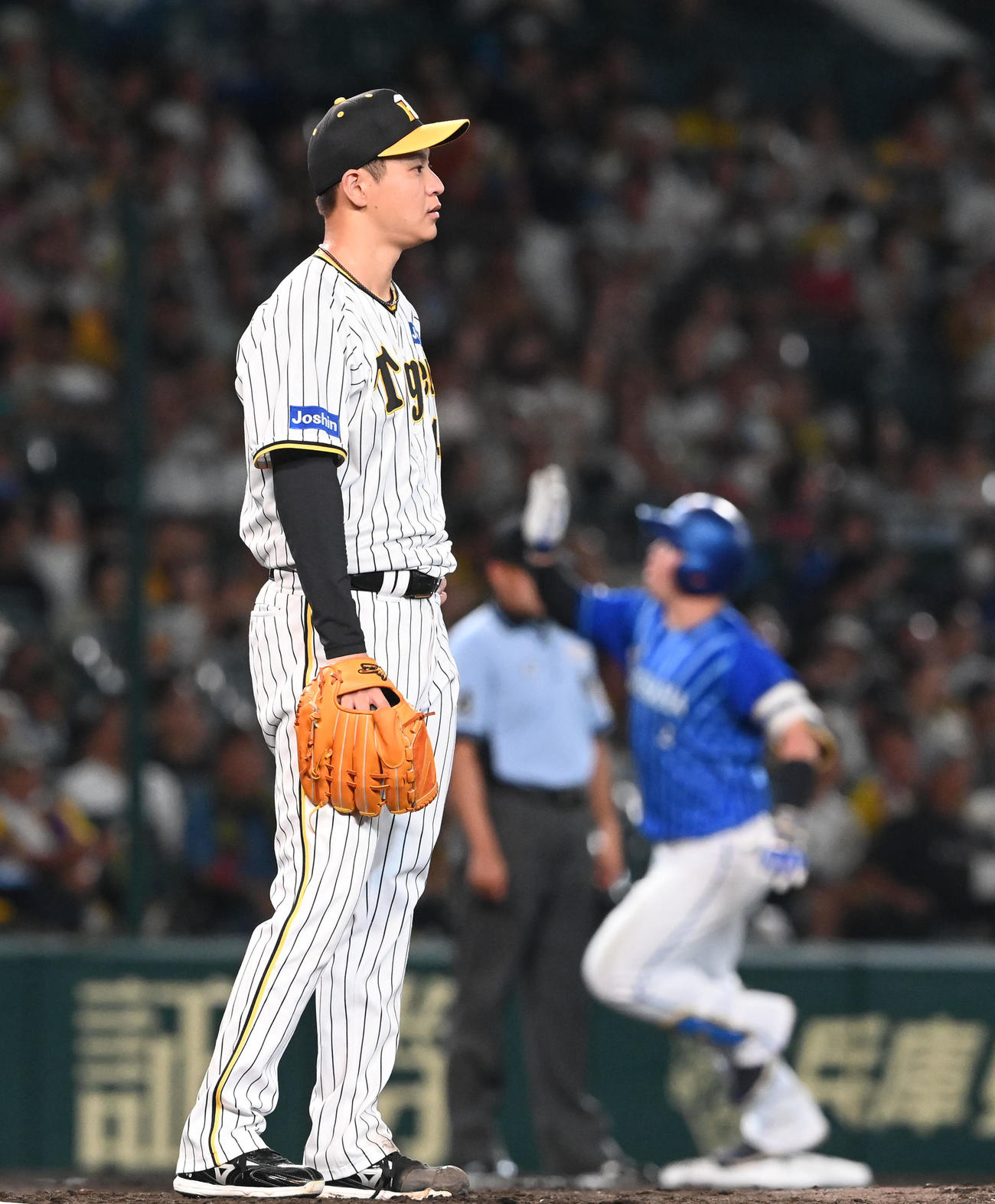 阪神対DeNA 6回表DeNA2死一、三塁、牧に右中間へ3点本塁打を打たれがっくりする大竹（撮影・前岡正明）