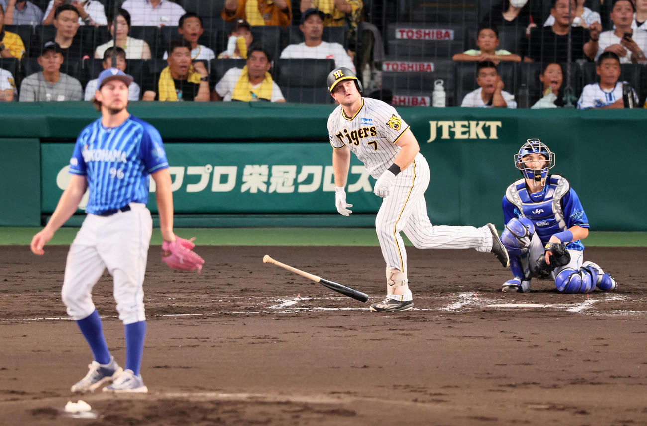 阪神対DeNA 2回裏阪神2死、ノイジーは左越えソロ本塁打を放つ。投手はバウアー（撮影・加藤哉）