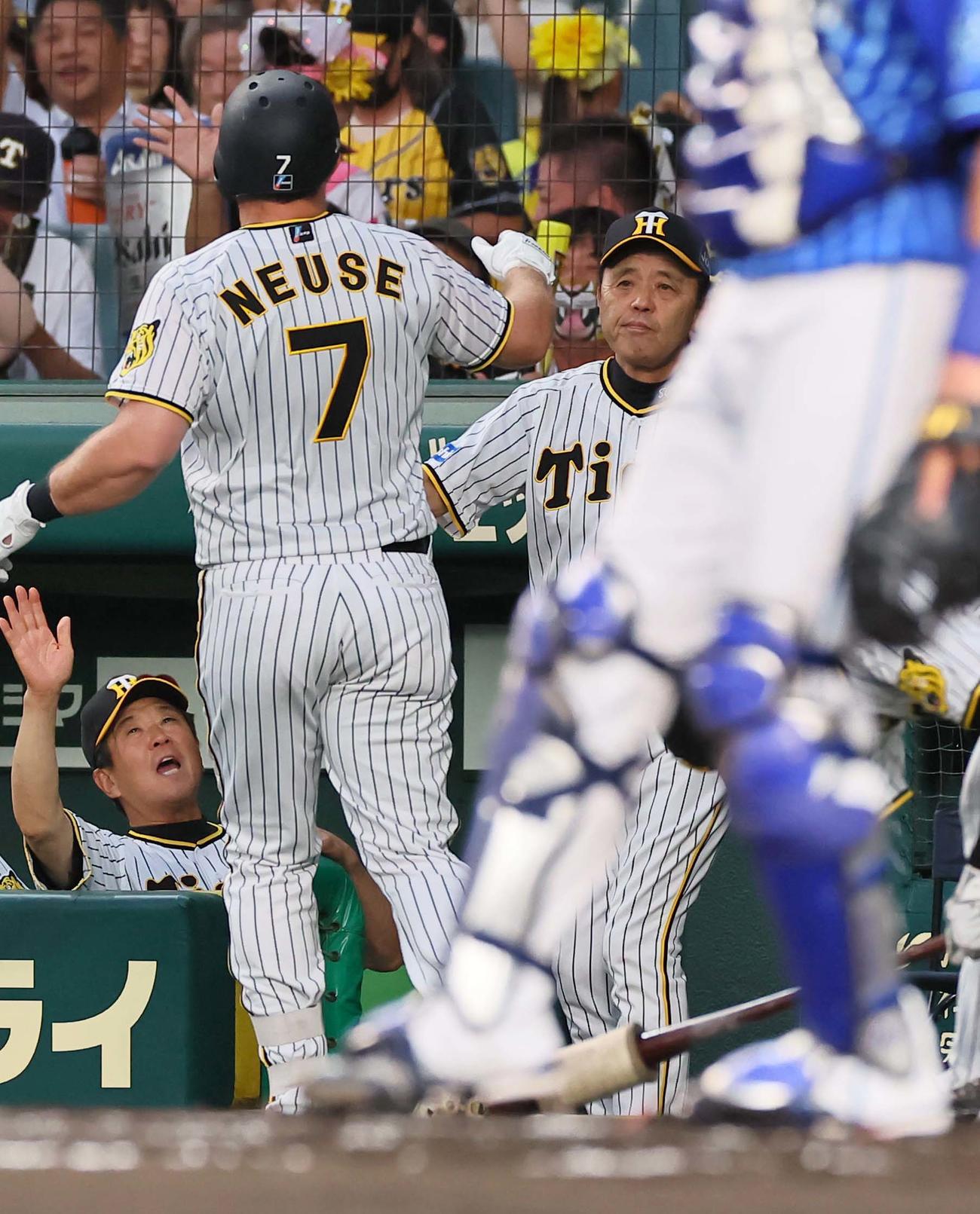 阪神対DeNA 2回裏阪神2死、岡田監督（右）は先制本塁打を放ったノイジーをハイタッチで出迎える（撮影・上田博志）
