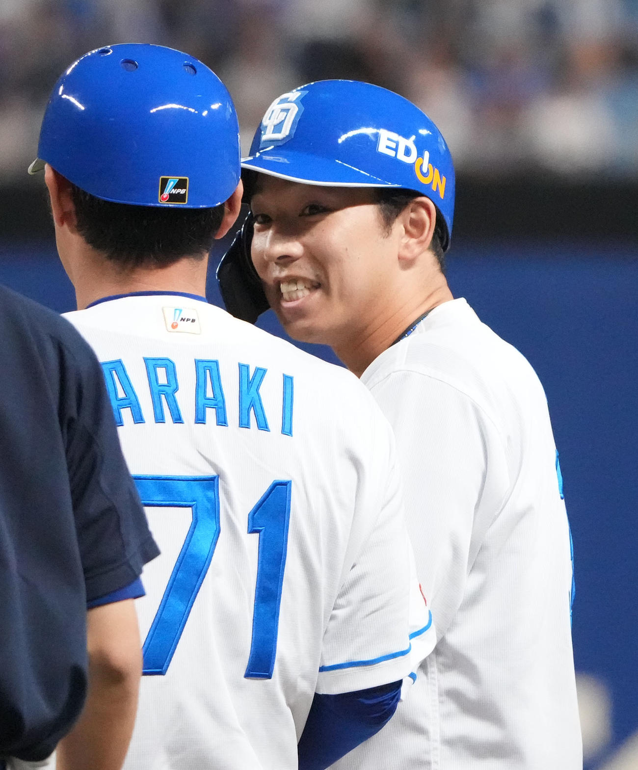 中日対ヤクルト　1回裏中日2死一、三塁、右前適時打を放った宇佐見（右）（撮影・森本幸一）