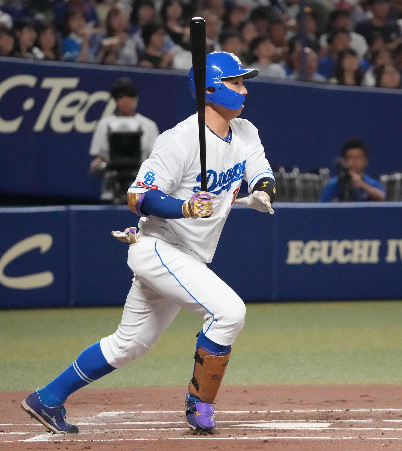 中日対ヤクルト　1回裏中日2死一、三塁、右前適時打を放つ宇佐見（撮影・森本幸一）