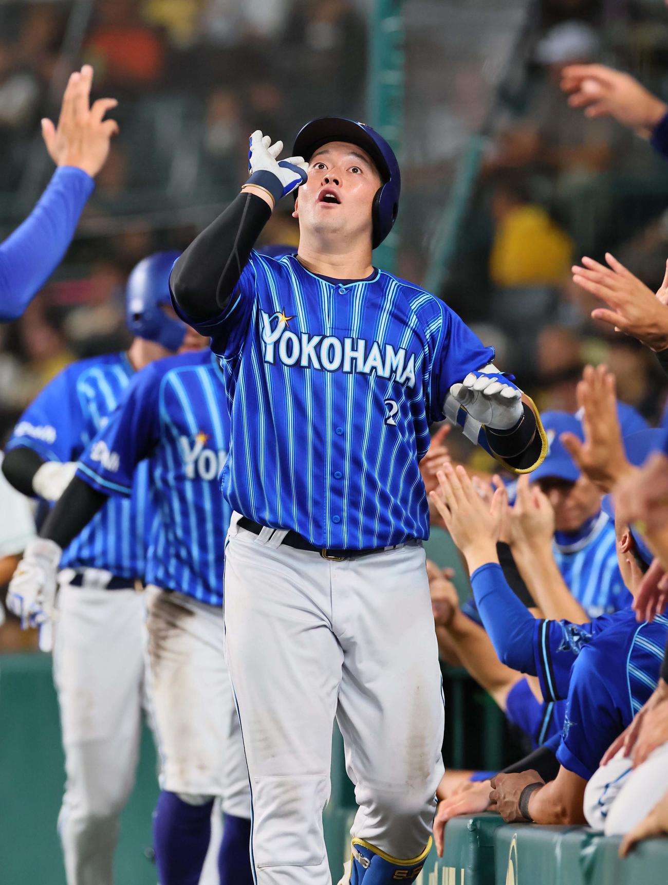 阪神対DeNA 6回表DeNA2死一、三塁、牧は勝ち越し3点本塁打を放ちポーズを決める（撮影・上田博志）