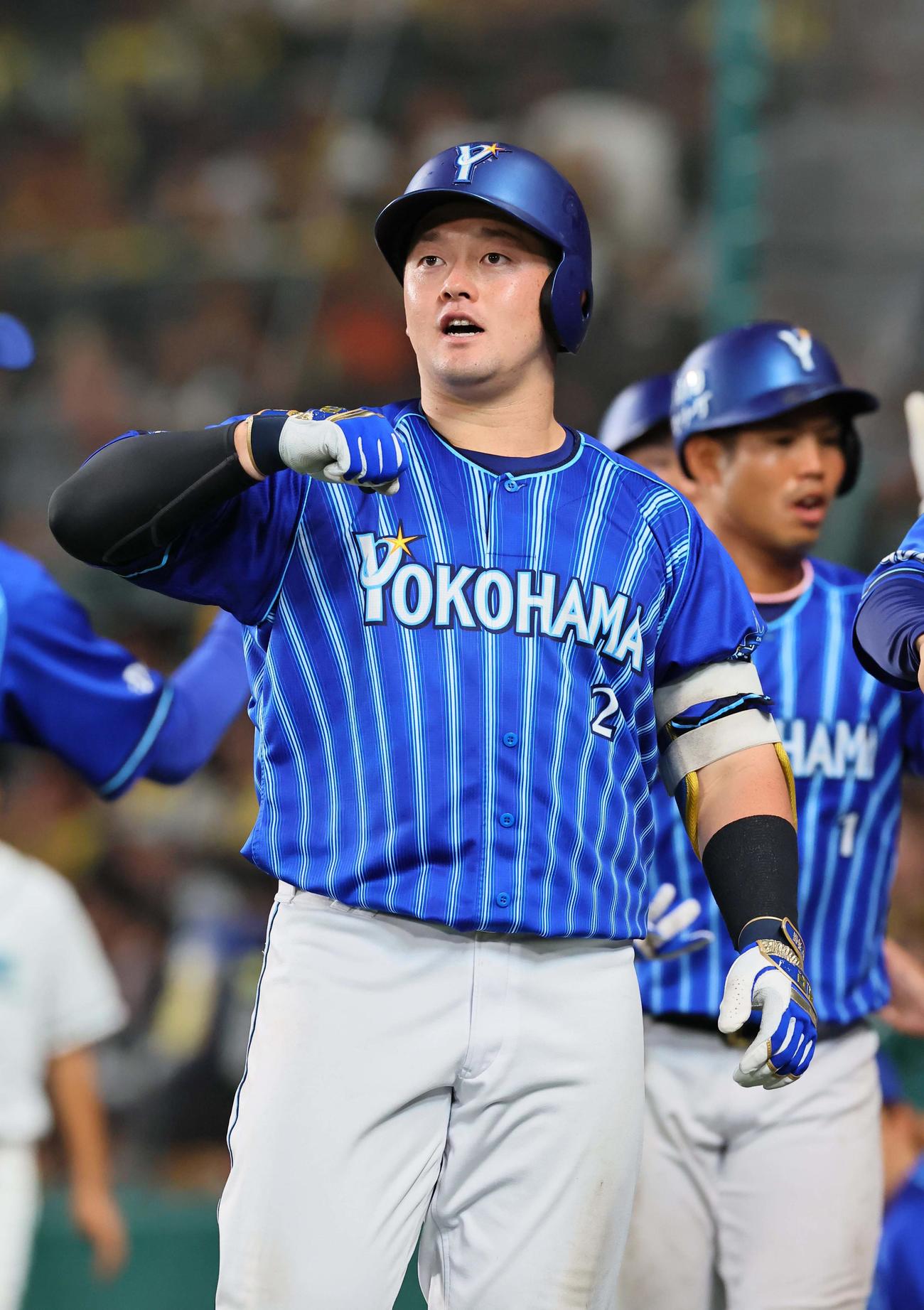 阪神対DeNA 6回表DeNA2死一、三塁、勝ち越し3点本塁打を放ちデスターシャポーズを決める牧（撮影・上田博志）