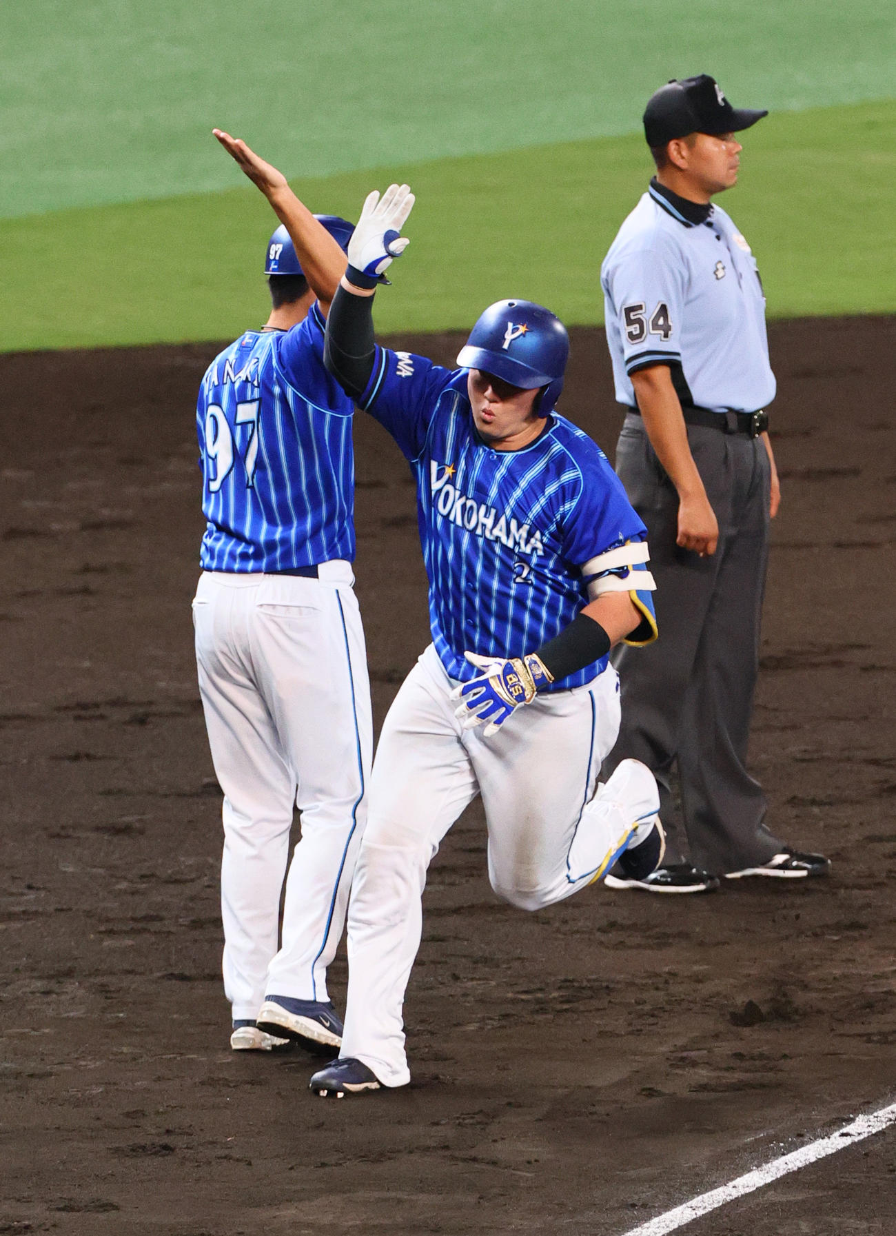 阪神対DeNA 6回表DeNA2死一、三塁、牧（手前）は右越え3点本塁打を放ちダイヤモンドを1周する（撮影・上山淳一）