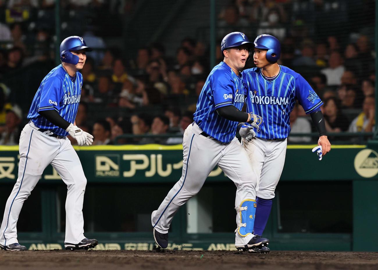 阪神対DeNA 6回表DeNA2死一、三塁、勝ち越し3点本塁打を放った牧（中央）は驚きの表情を見せる（撮影・上田博志）