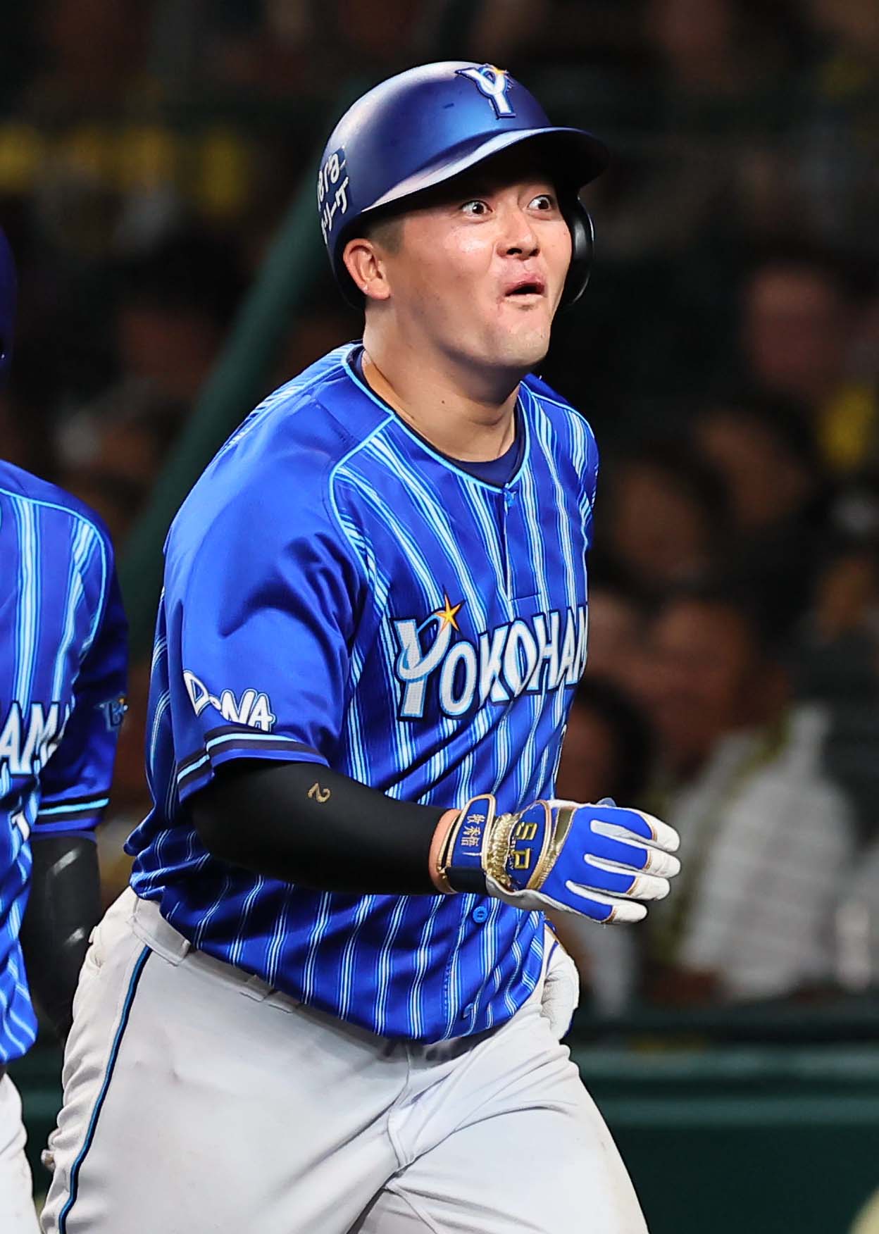 阪神対DeNA 6回表DeNA2死一、三塁、勝ち越し3点本塁打を放った牧は驚きの表情を見せる（撮影・上田博志）