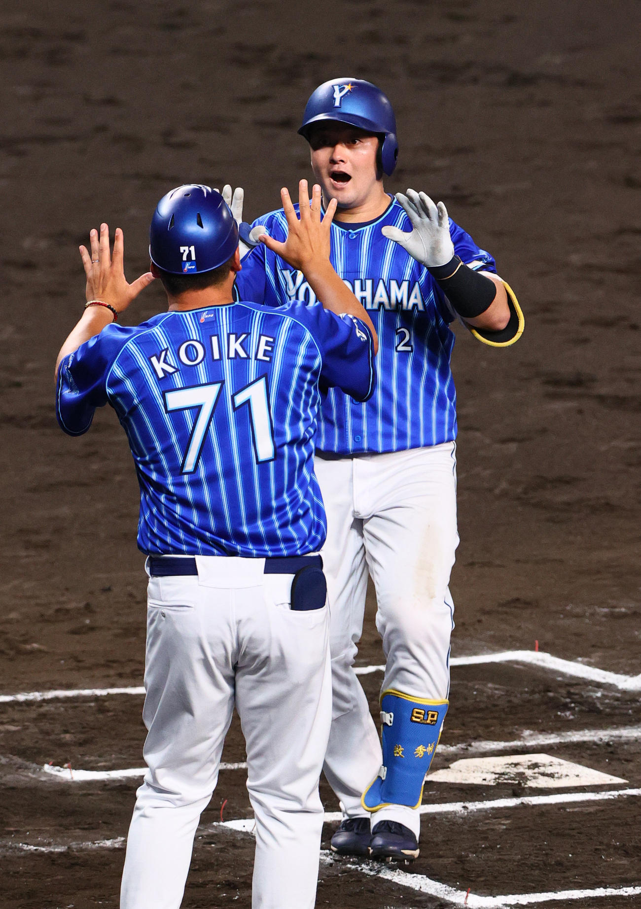 阪神対DeNA 6回表DeNA2死一、三塁、牧（右）は右越え3点本塁打を放ち生還し、小池外野守備走塁コーチとハイタッチする（撮影・上山淳一）