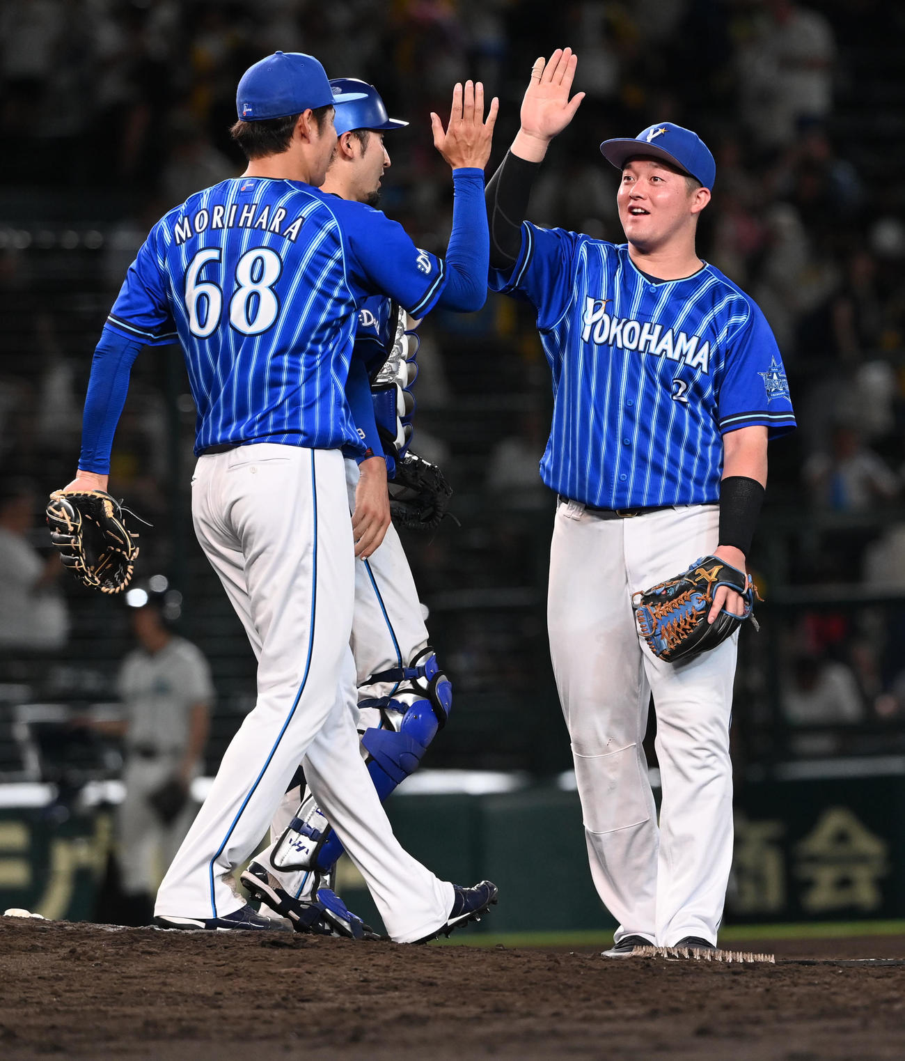 阪神対DeNA　阪神に勝利、笑顔で森原（左）とタッチする牧（撮影・前岡正明）