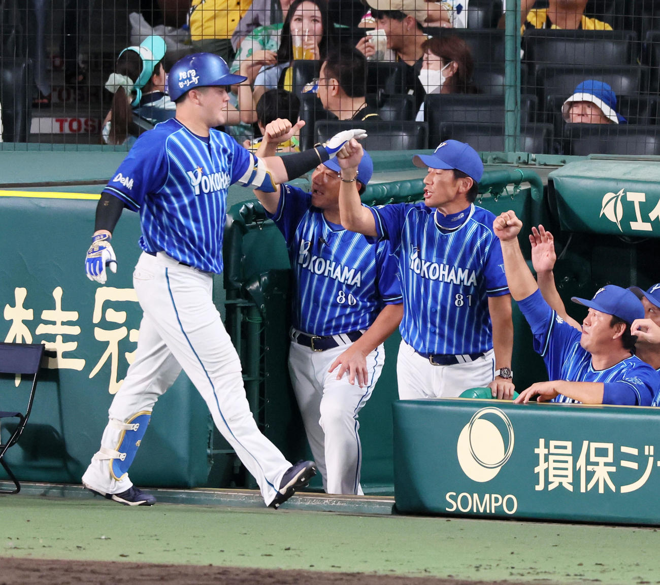 阪神対DeNA 6回表DeNA2死一、三塁、三浦監督（右）は右越え3点本塁打を放って生還する牧とタッチ（撮影・加藤哉）