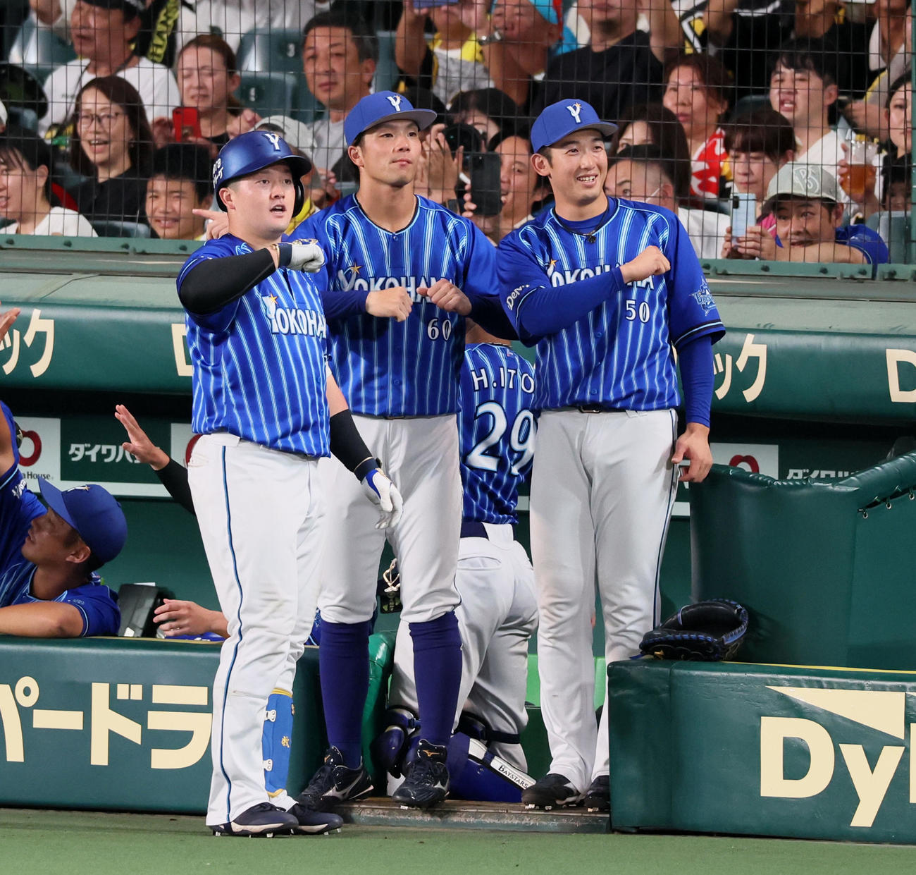 阪神対DeNA 6回表DeNA2死一、三塁、右越え3点本塁打を放って生還した牧（左）はスタンドに向かってデスターシャポーズを決める（撮影・加藤哉）