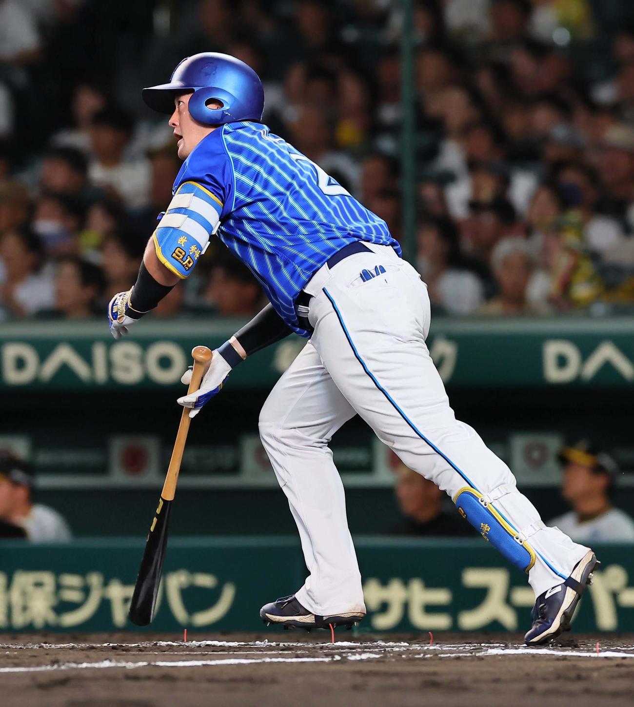 阪神対DeNA 6回表DeNA2死一、三塁、牧は勝ち越しとなる3点本塁打を放つ（撮影・上田博志）
