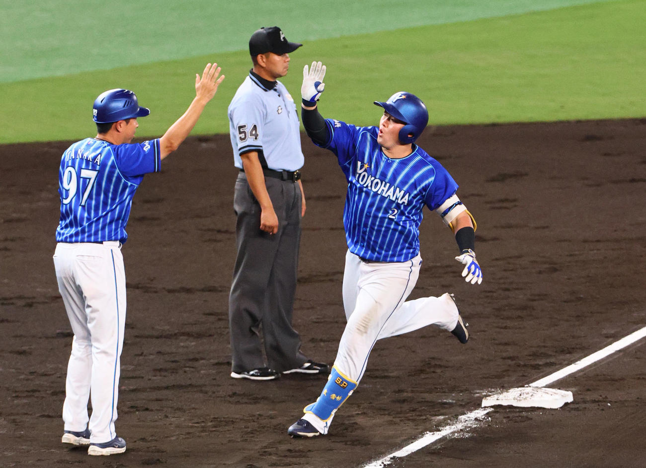 阪神対DeNA 6回表DeNA2死一、三塁、牧（は右越え勝ち越し3点本塁打を放ちダイヤモンドを1周する（撮影・上山淳一）