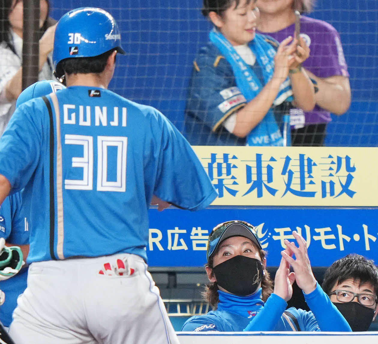 ロッテ対日本ハム　7回表日本ハム2死一、三塁、右前適時打を放った郡司（左）を笑顔で迎える新庄監督（撮影・横山健太）