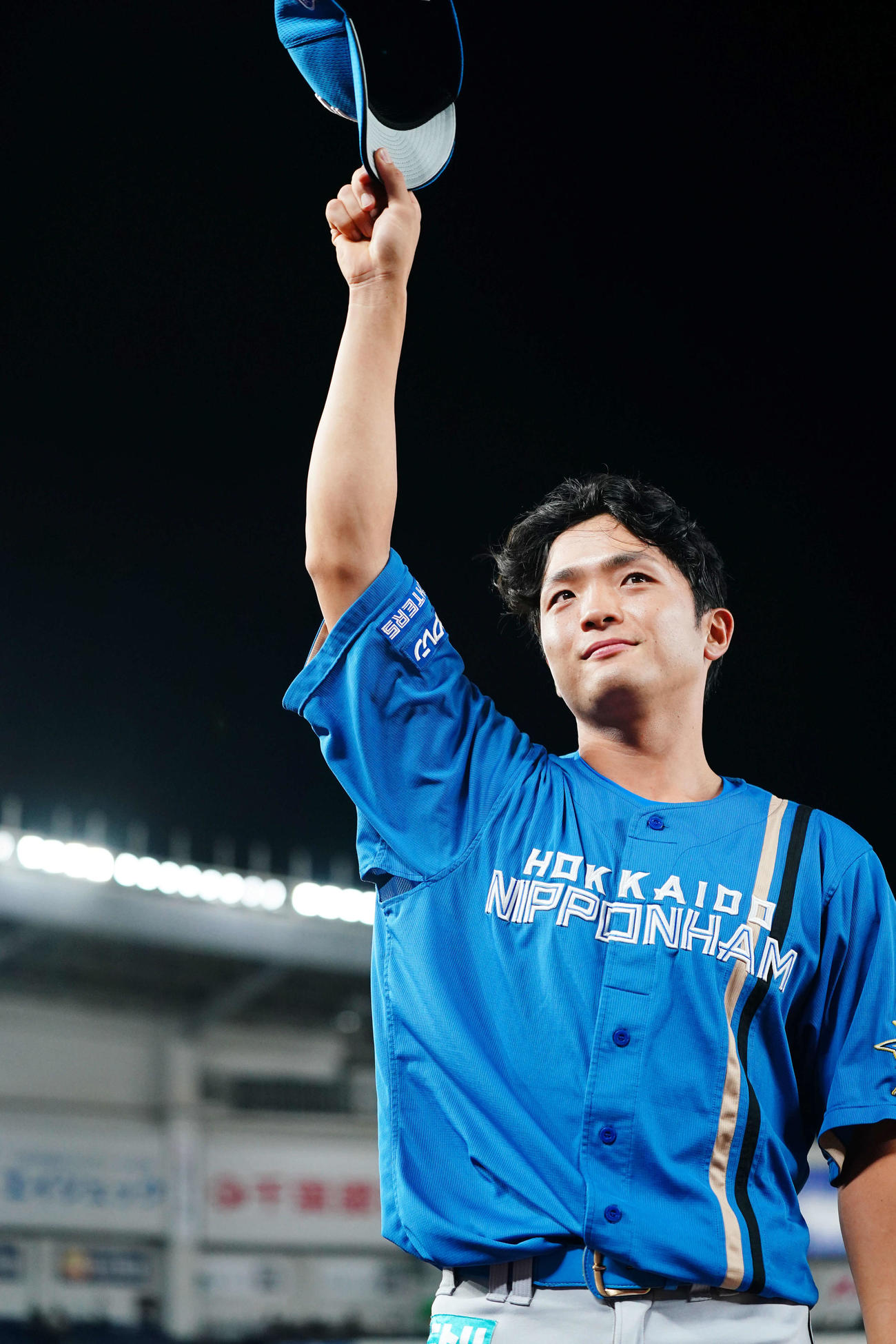 ロッテ対日本ハム　声援に応える日本ハム郡司（撮影・横山健太）