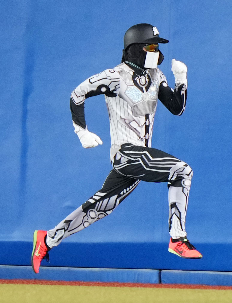 ロッテ対日本ハム　快足を飛ばすダッシュマン（撮影・横山健太）