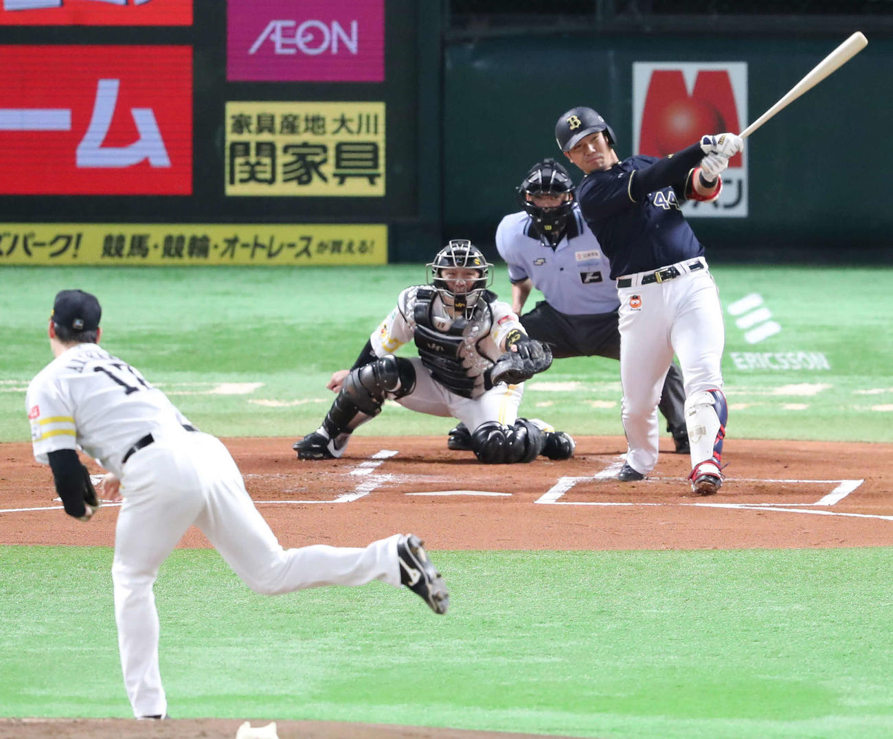 ソフトバンク対オリックス　1回表オリックス2死一、二塁、頓宮は左越えに先制となる3点本塁打を放つ（撮影・梅根麻紀）
