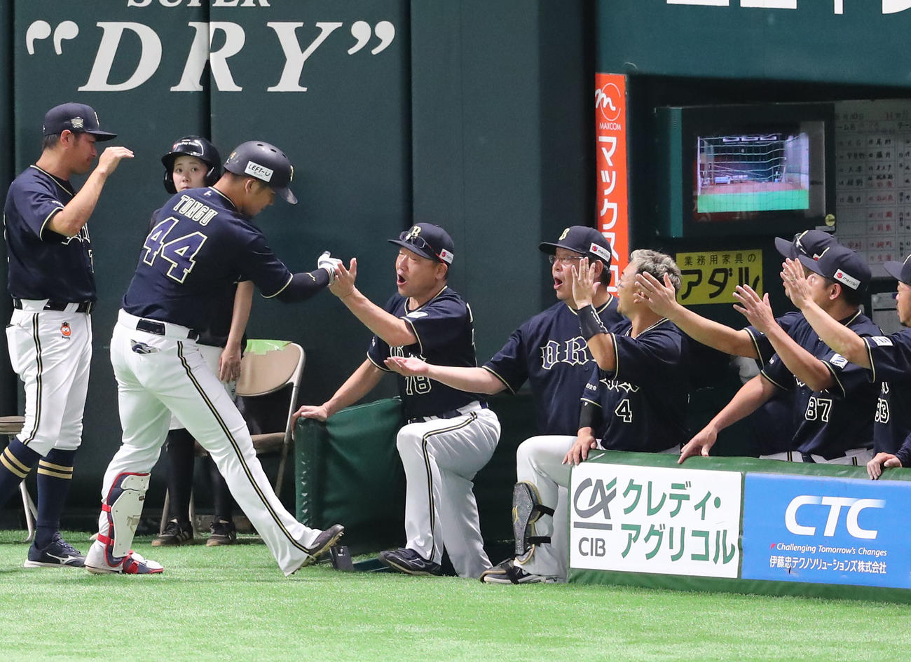 ソフトバンク対オリックス　3回表オリックス1死、頓宮は左中間に本塁打を放つ、出迎える中嶋監督（撮影・梅根麻紀）
