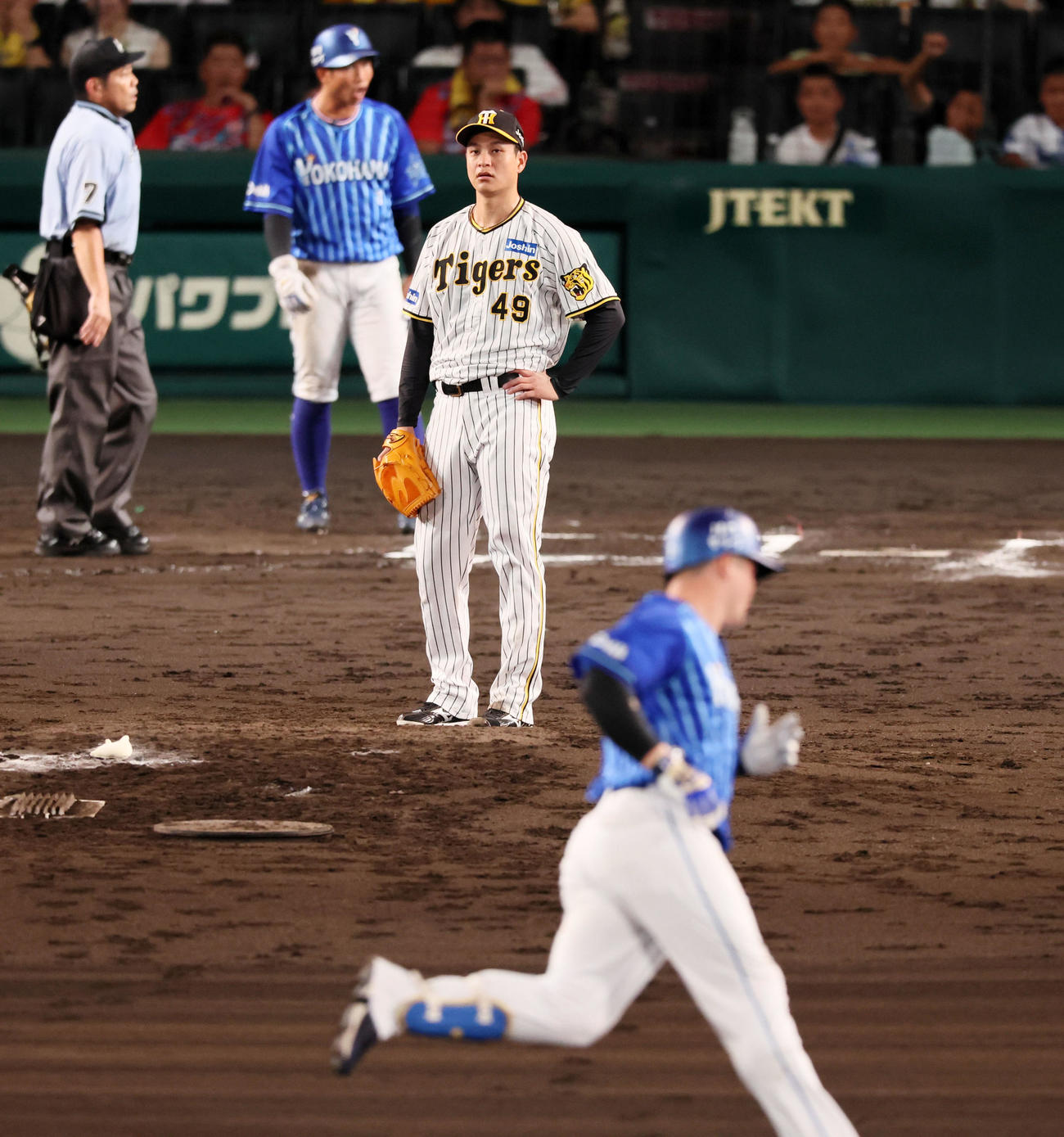 阪神対DeNA 6回表DeNA2死一、三塁、大竹は牧に右越え3点本塁打を浴びる（撮影・加藤哉）
