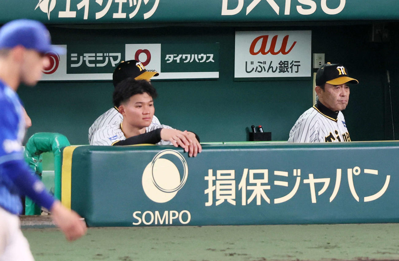 阪神対DeNA DeNAに連敗しベンチを後にする岡田監督。左は4打数無安打に終わった森下（撮影・加藤哉）
