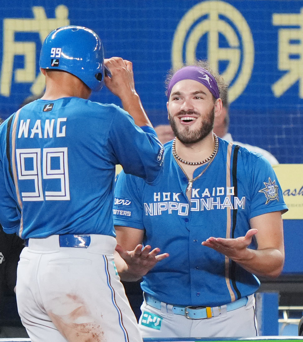 ロッテ対日本ハム　7回表日本ハム2死一、三塁、松本剛の右前適時打で生還した王（左）を笑顔で迎えるポンセ（撮影・横山健太）