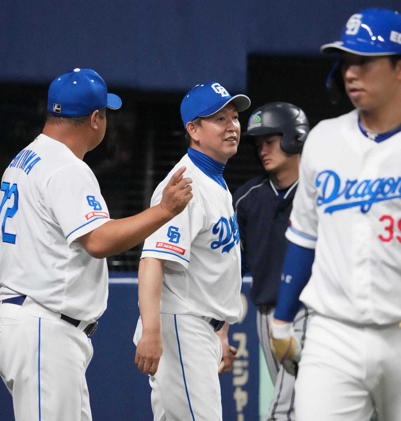 中日対ヤクルト　7回終了、選手交代を告げる立浪監督（中央）（撮影・森本幸一）