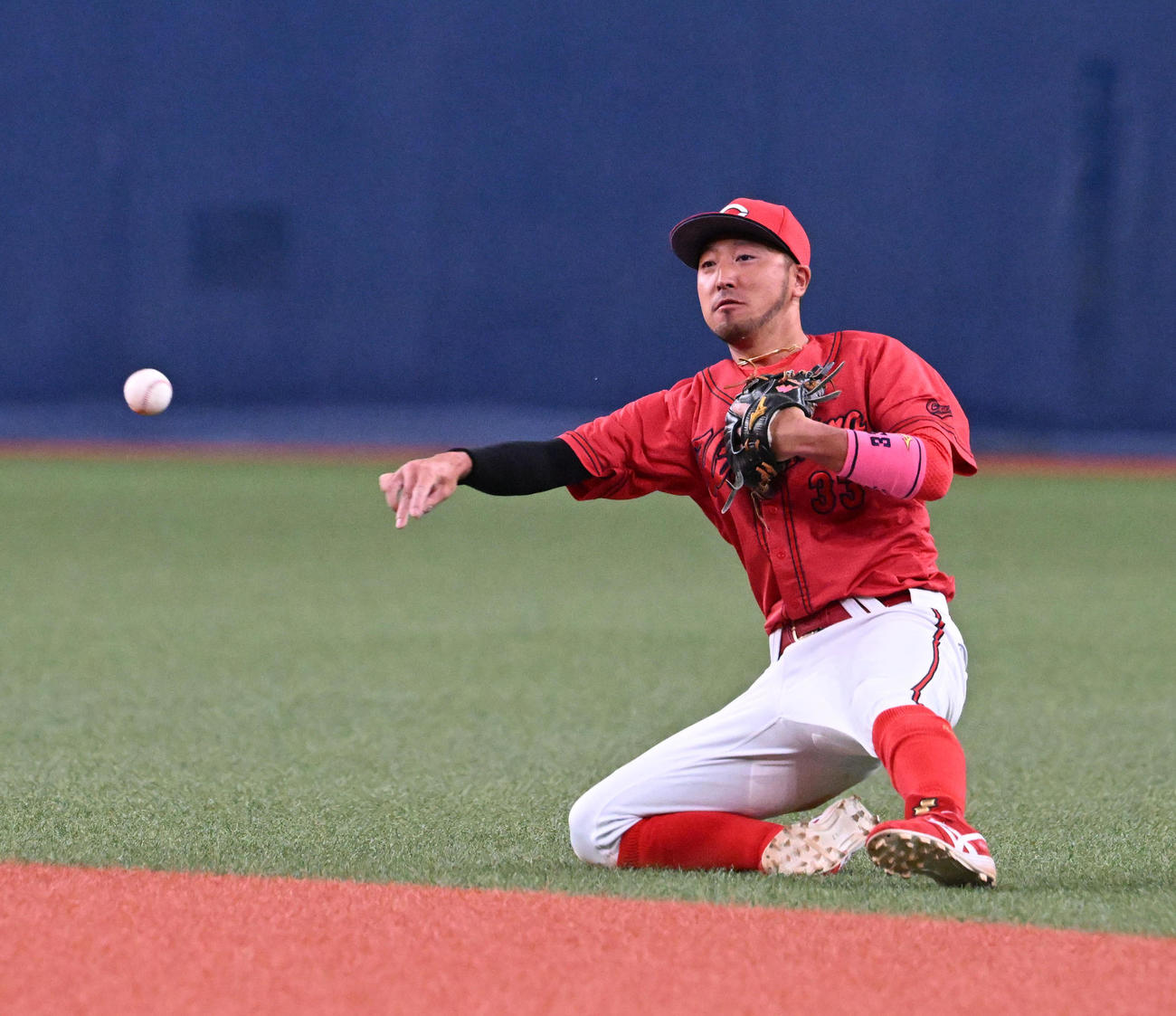 巨人対広島　4回裏巨人2死満塁、菅野の打球を好捕しアウトとする二塁者菊池（撮影・和賀正仁）