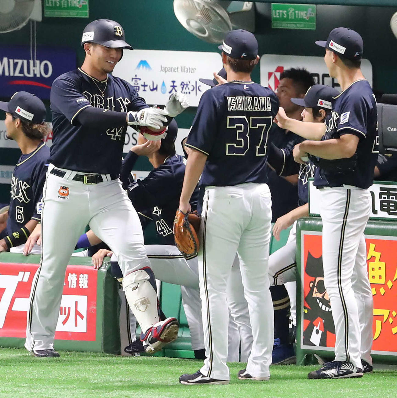ソフトバンク対オリックス　1回表オリックス2死一、二塁、頓宮は左越えに先制3点本塁打を放ちベンチのナインの祝福を受ける（撮影・梅根麻紀）