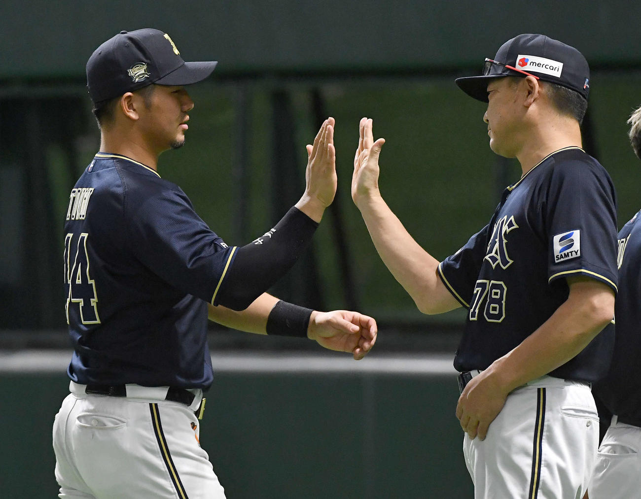 ソフトバンク対オリックス　ソフトバンクに勝利し、中嶋監督（右）とタッチを交わす頓宮（撮影・岩下翔太）