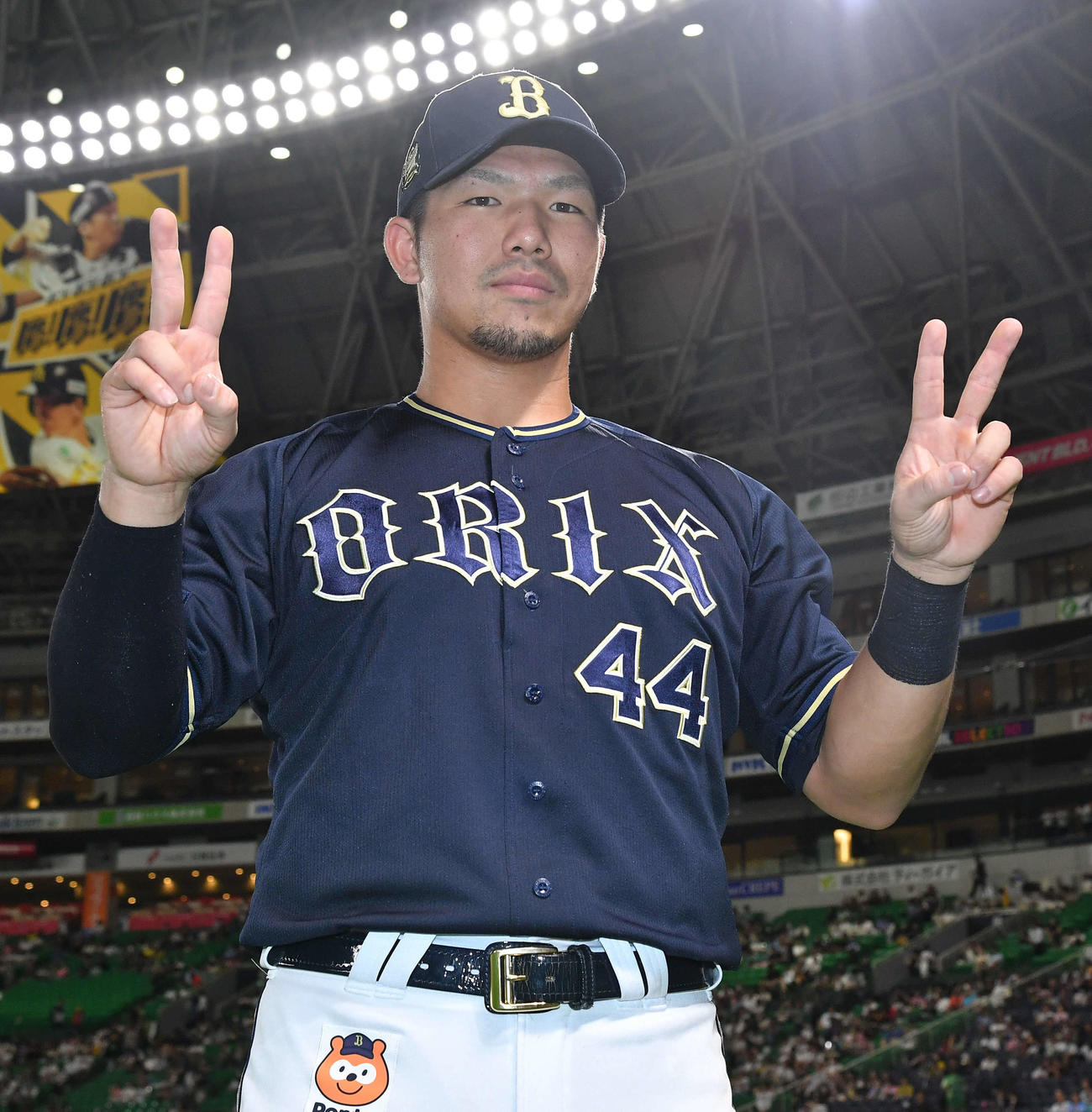 ソフトバンク対オリックス　2打席連発でヒーローとなり、両手でVサインをつくるオリックス頓宮（撮影・岩下翔太）