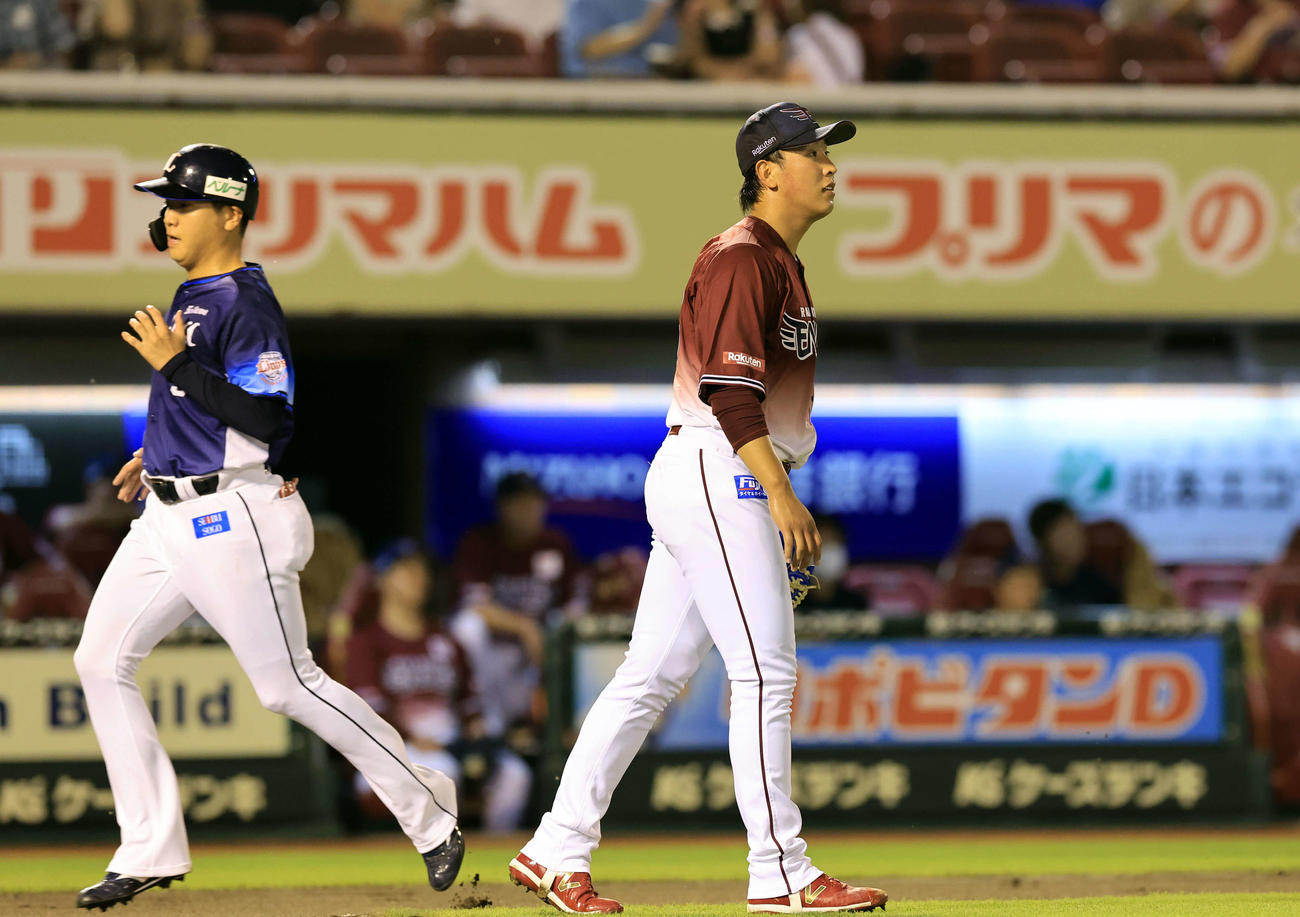 楽天対西武　3回表西武無死三塁、古賀に右前適時打を許し、生還する平沼（左）の横で打球を見つめる藤平（撮影・浅見桂子）