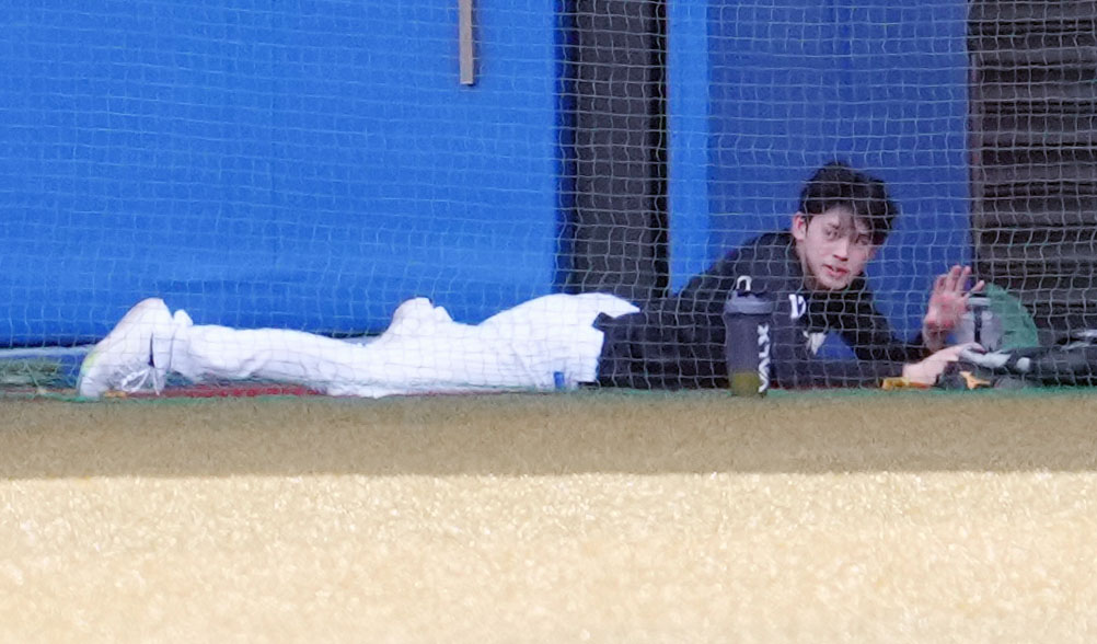 ロッテ対日本ハム　トレーニングをするロッテ佐々木朗（撮影・横山健太）