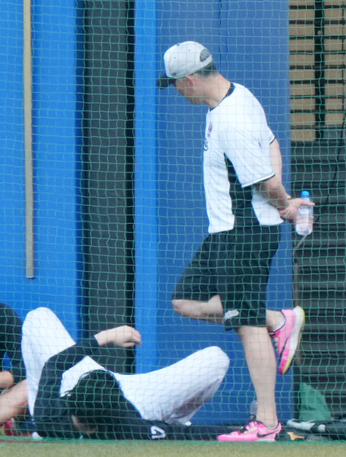 ロッテ対日本ハム　言葉を交わすロッテ佐々木朗と吉井監督（右）（撮影・横山健太）