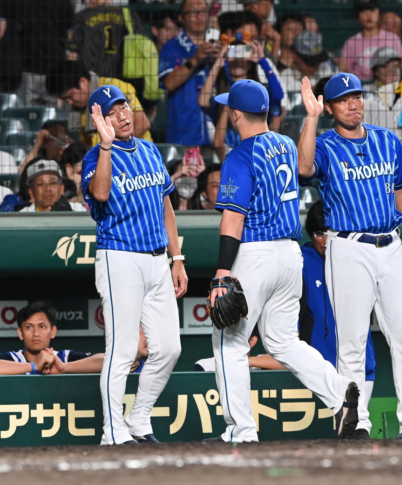 阪神対DeNA　阪神に勝利、牧（右）を迎える三浦監督（撮影・前岡正明）