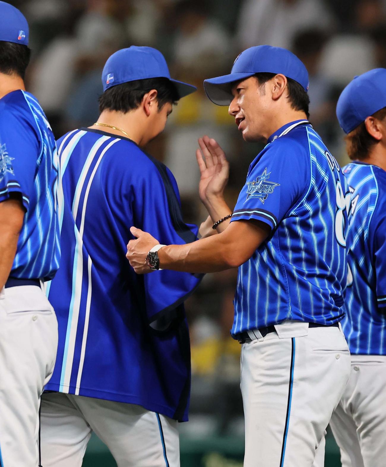 阪神対DeNA　阪神に勝利しナインとハイタッチして喜ぶ三浦監督（撮影・上田博志）
