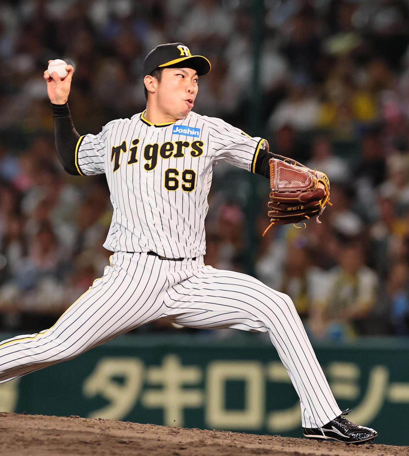 7回表DeNA1死満塁のピンチをしのいだ石井（撮影・上田博志）